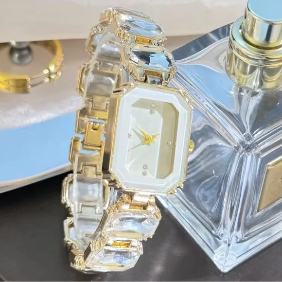 New! Classic Luxurious Gold and white Women's Watch - Picture 2 of 4